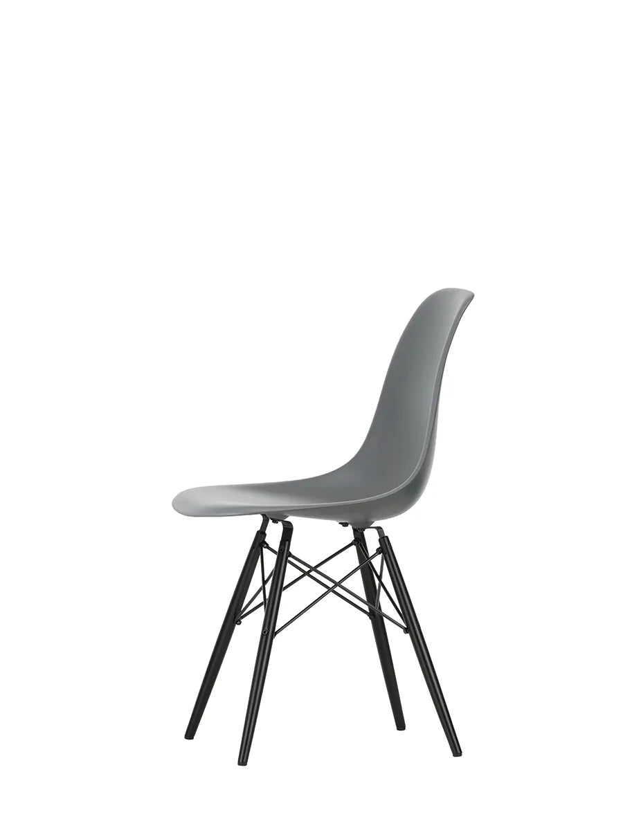 Eames Plastic Side Chair DSW, sortlakeret ahorntræ fra Vitra