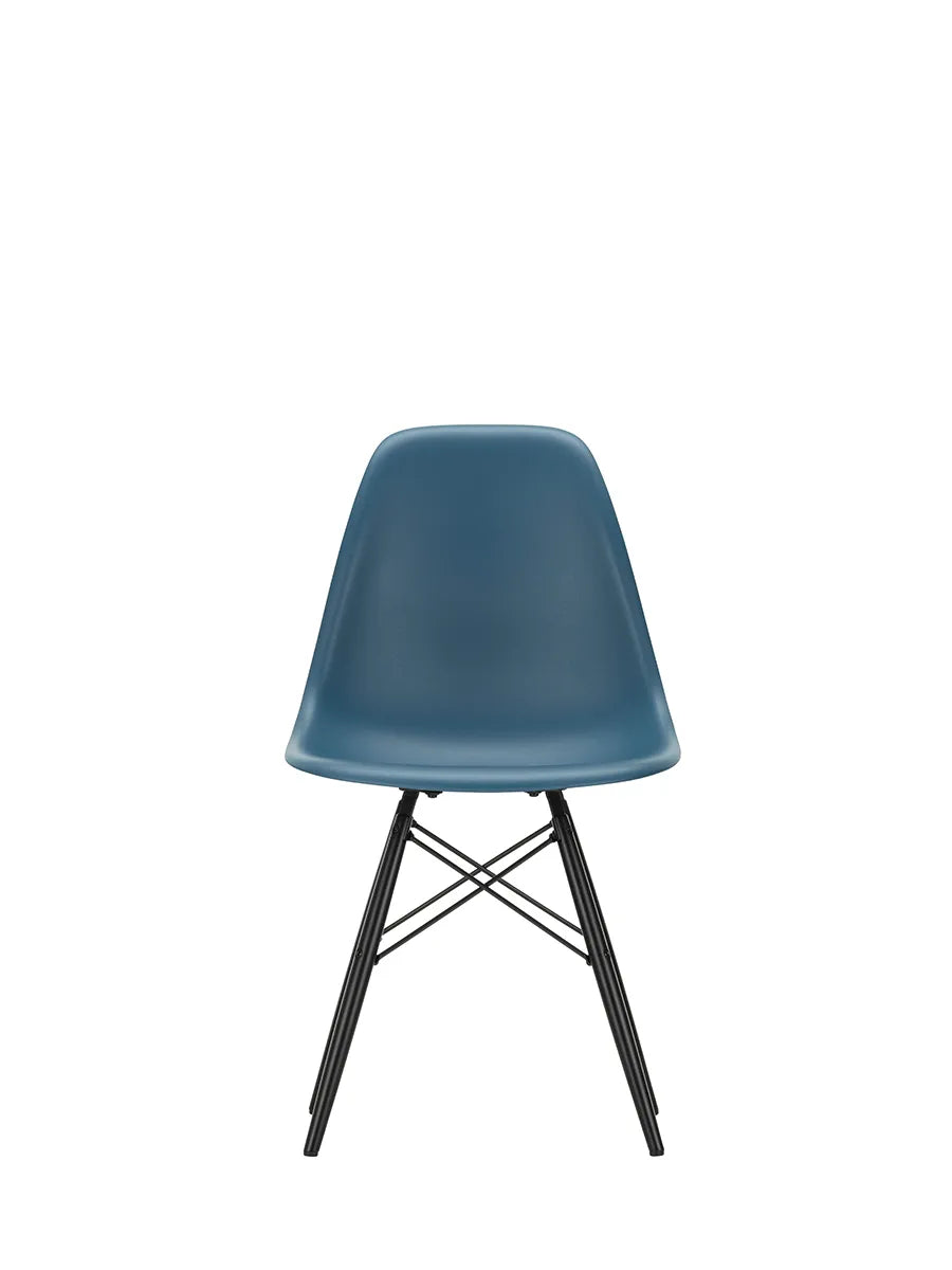 Eames Plastic Side Chair DSW, sortlakeret ahorntræ fra Vitra