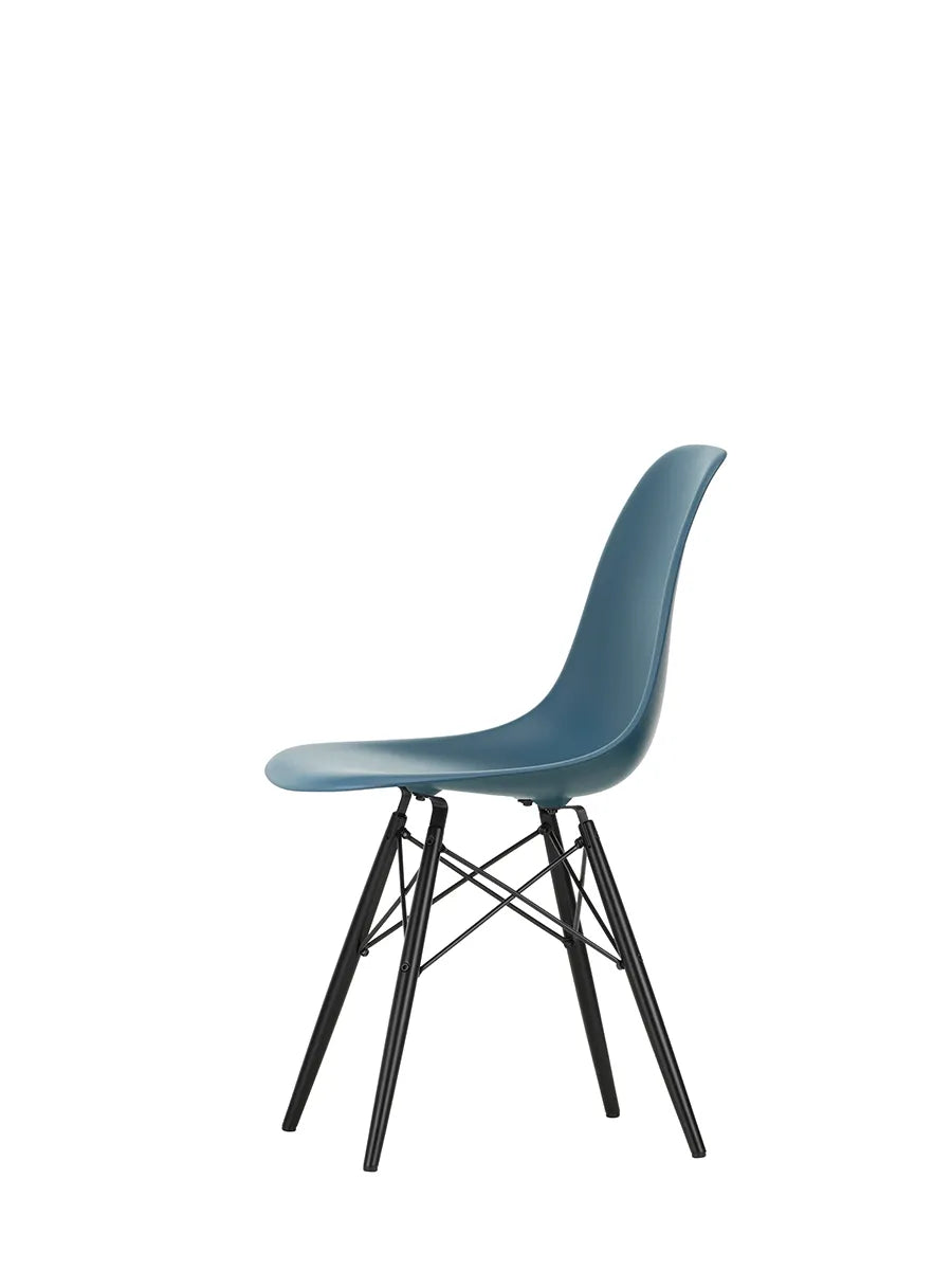 Eames Plastic Side Chair DSW, sortlakeret ahorntræ fra Vitra