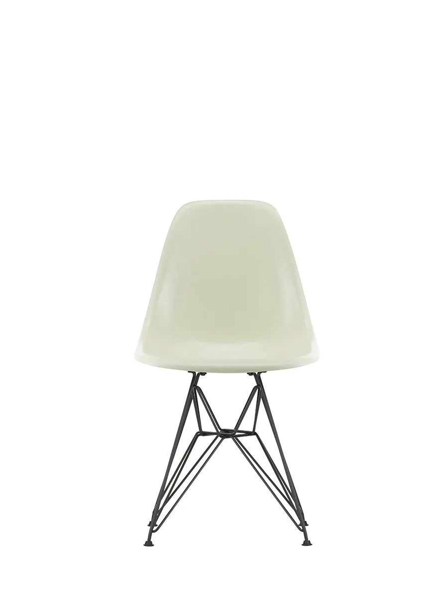 Eames Fiberglass Chair DSR, sortlakeret fra Vitra