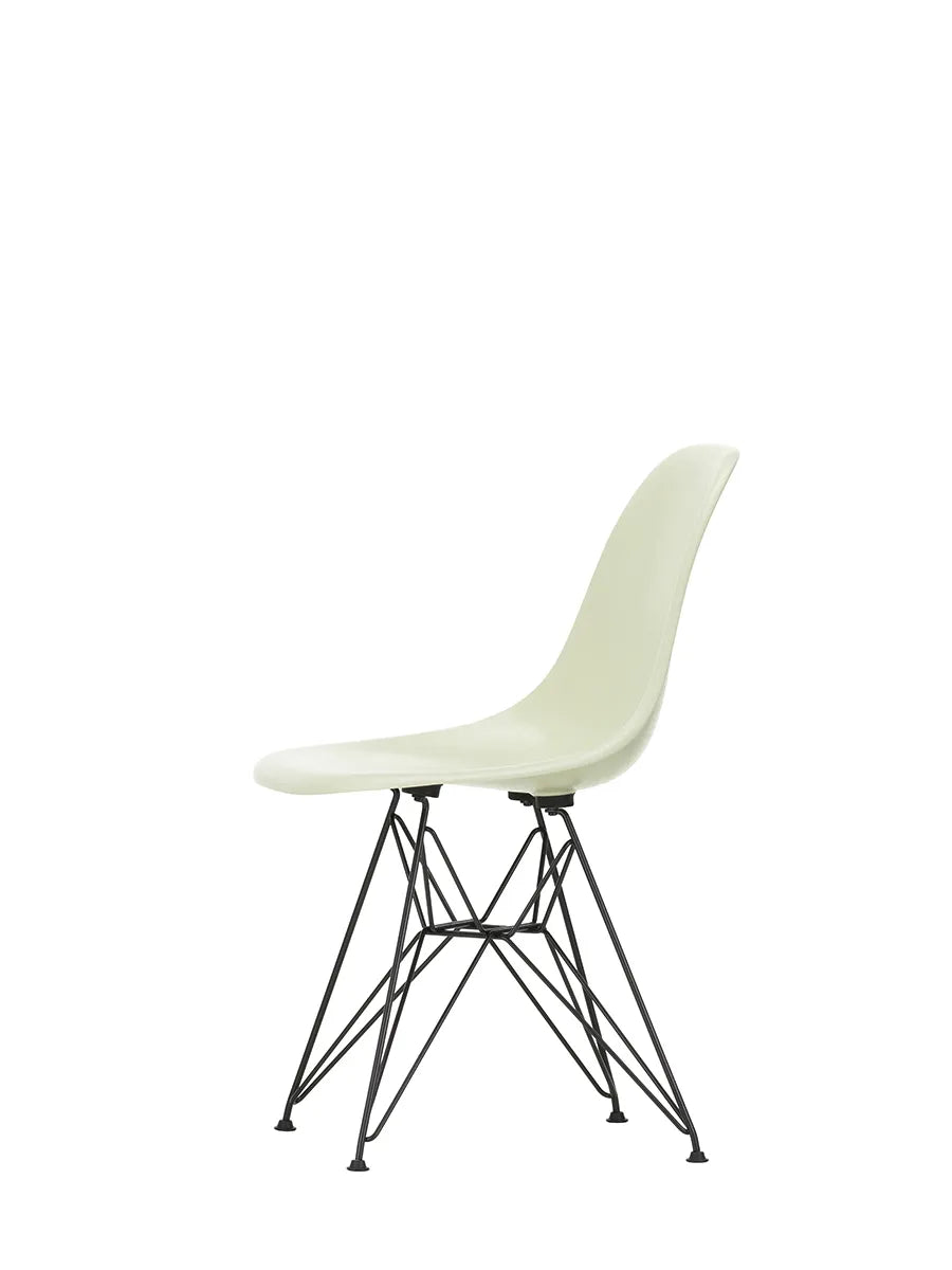 Eames Fiberglass Chair DSR, sortlakeret fra Vitra