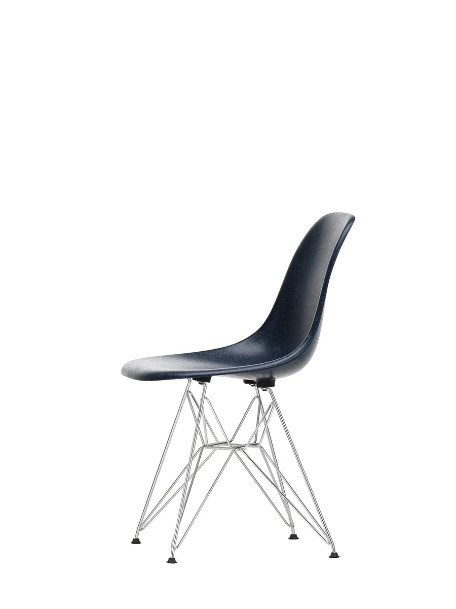 Eames Fiberglass Chair DSR, krom fra Vitra