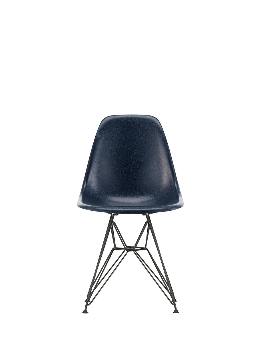 Eames Fiberglass Chair DSR, sortlakeret fra Vitra