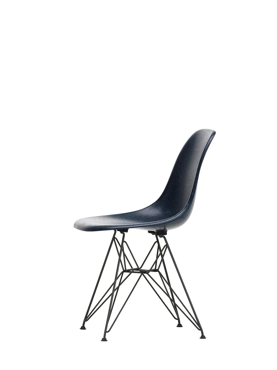 Eames Fiberglass Chair DSR, sortlakeret fra Vitra