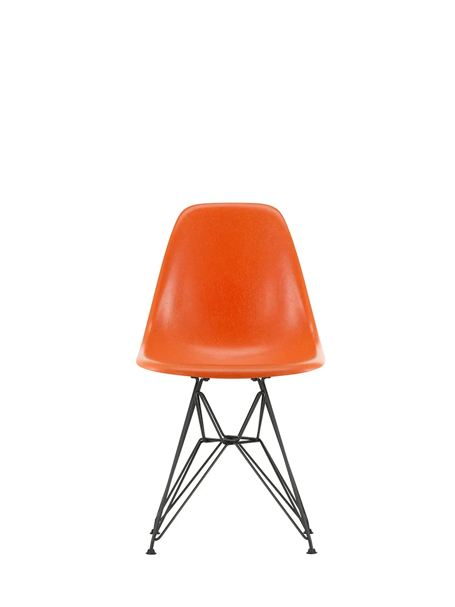 Eames Fiberglass Chair DSR, sortlakeret fra Vitra