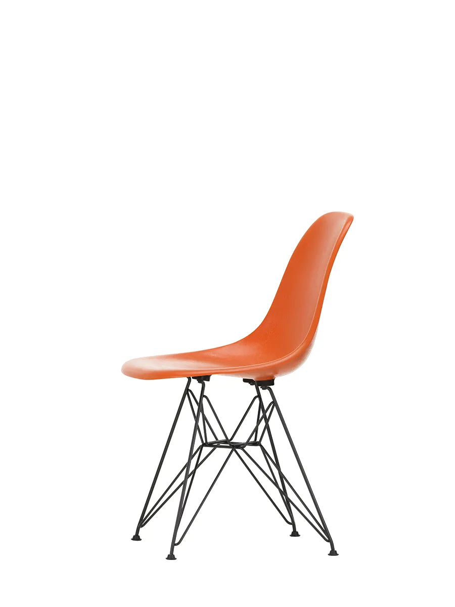 Eames Fiberglass Chair DSR, sortlakeret fra Vitra