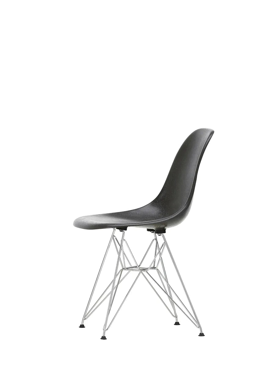 Eames Fiberglass Chair DSR, krom fra Vitra