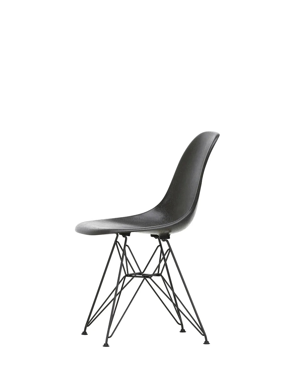 Eames Fiberglass Chair DSR, sortlakeret fra Vitra