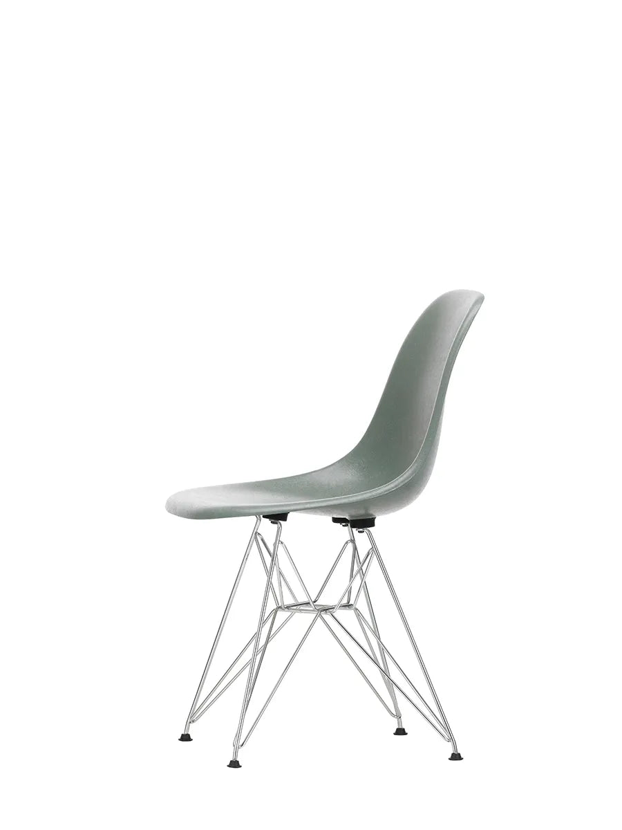 Eames Fiberglass Chair DSR, krom fra Vitra