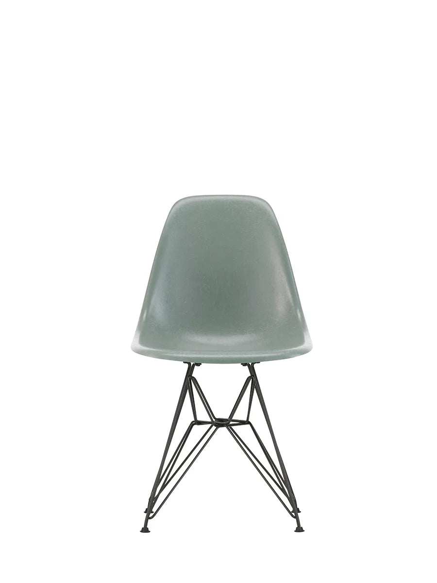 Eames Fiberglass Chair DSR, sortlakeret fra Vitra