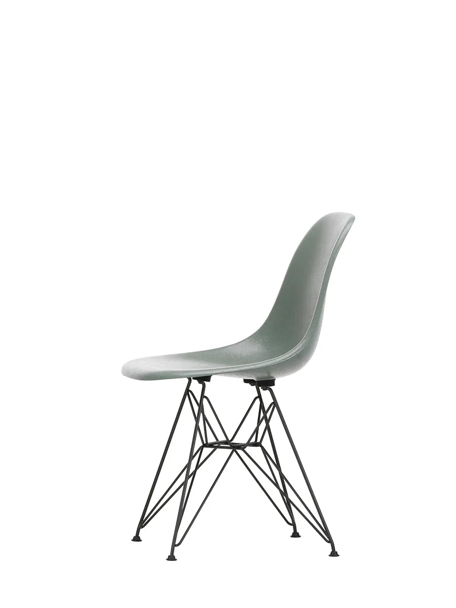 Eames Fiberglass Chair DSR, sortlakeret fra Vitra