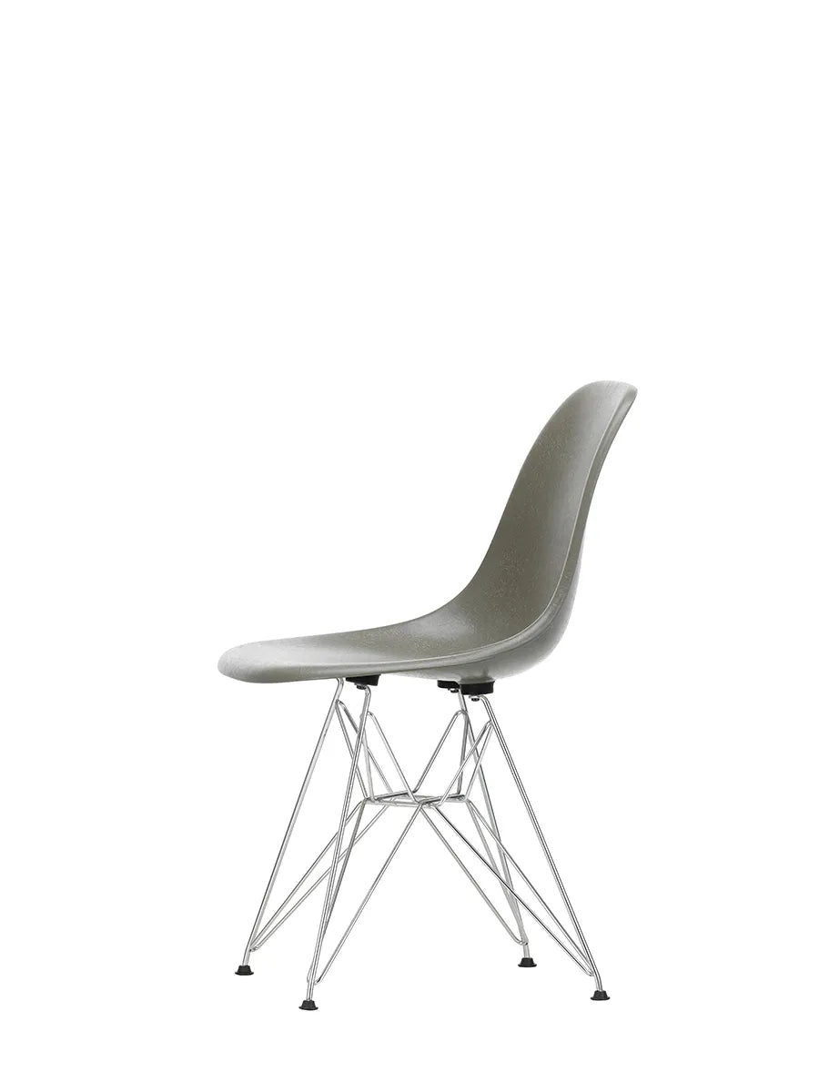 Eames Fiberglass Chair DSR, krom fra Vitra