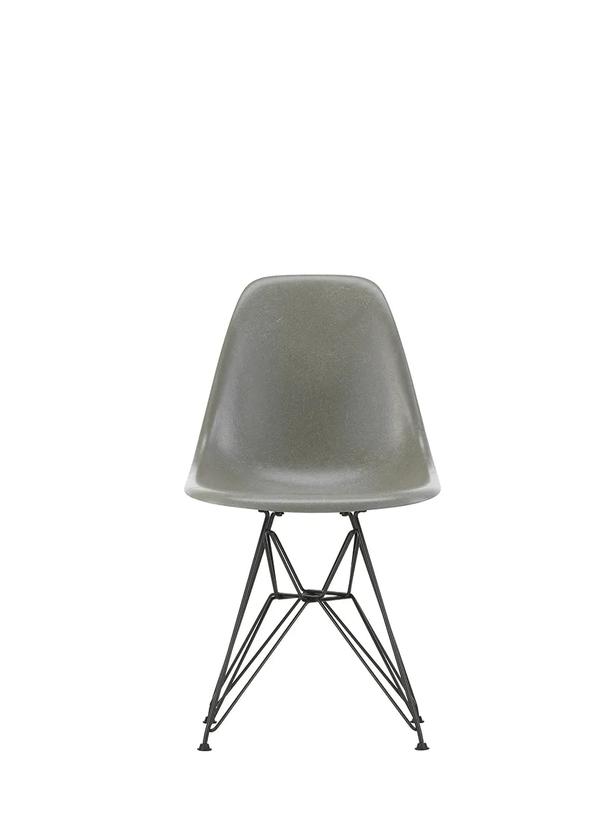 Eames Fiberglass Chair DSR, sortlakeret fra Vitra