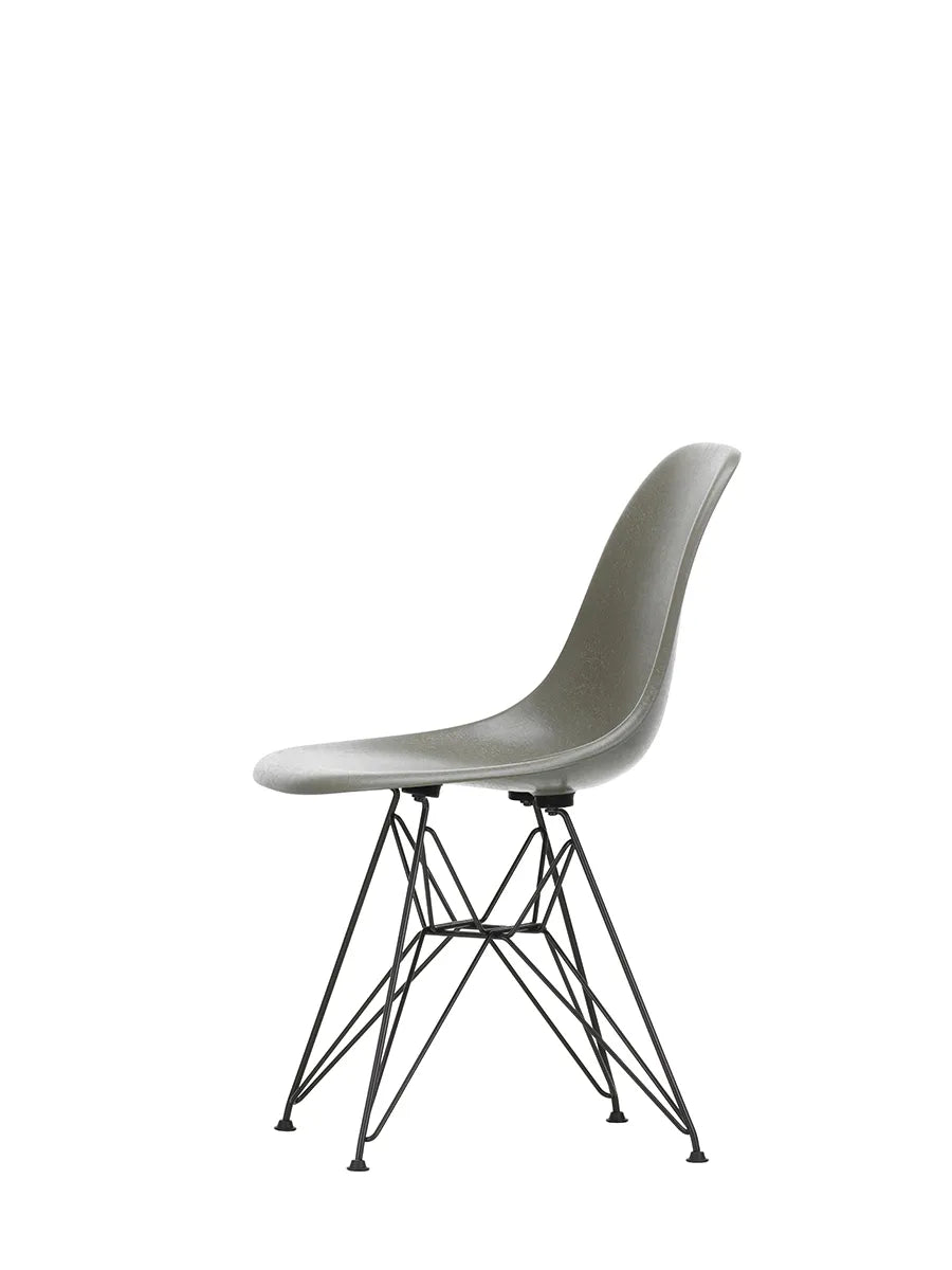 Eames Fiberglass Chair DSR, sortlakeret fra Vitra