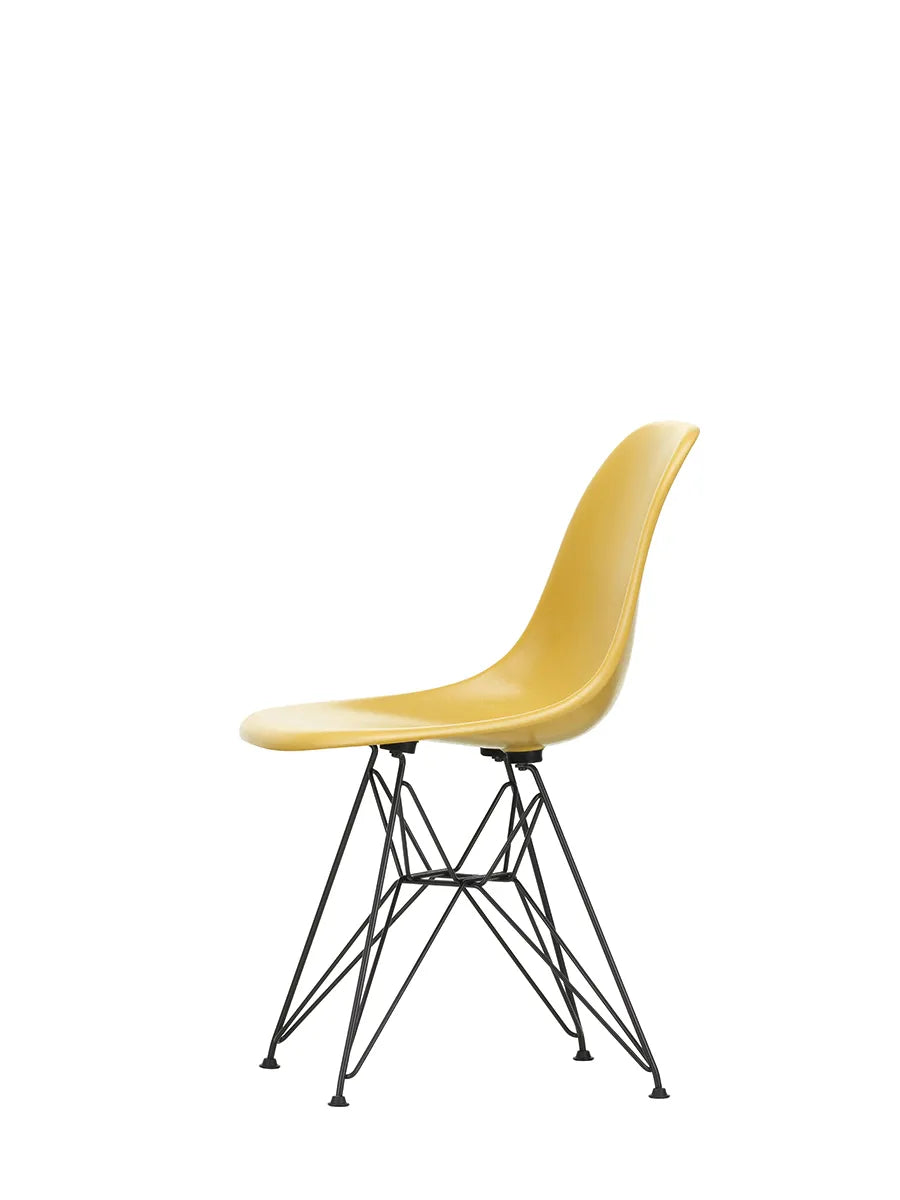 Eames Fiberglass Chair DSR, sortlakeret fra Vitra