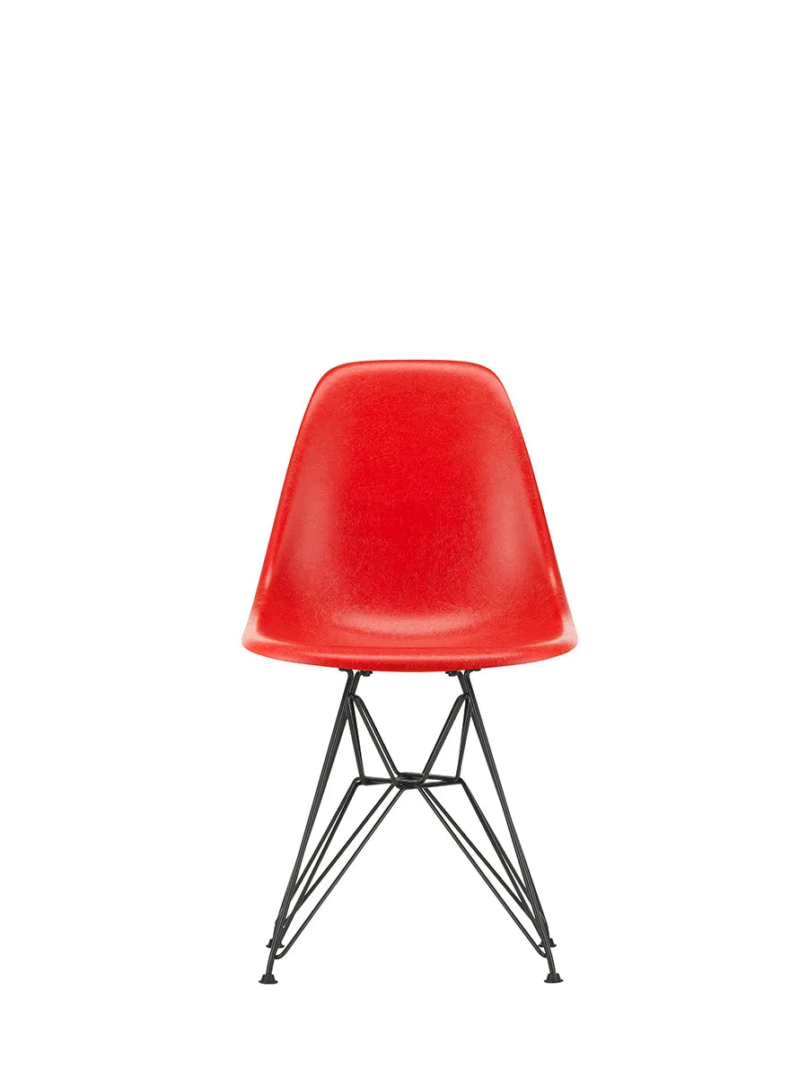 Eames Fiberglass Chair DSR, sortlakeret fra Vitra