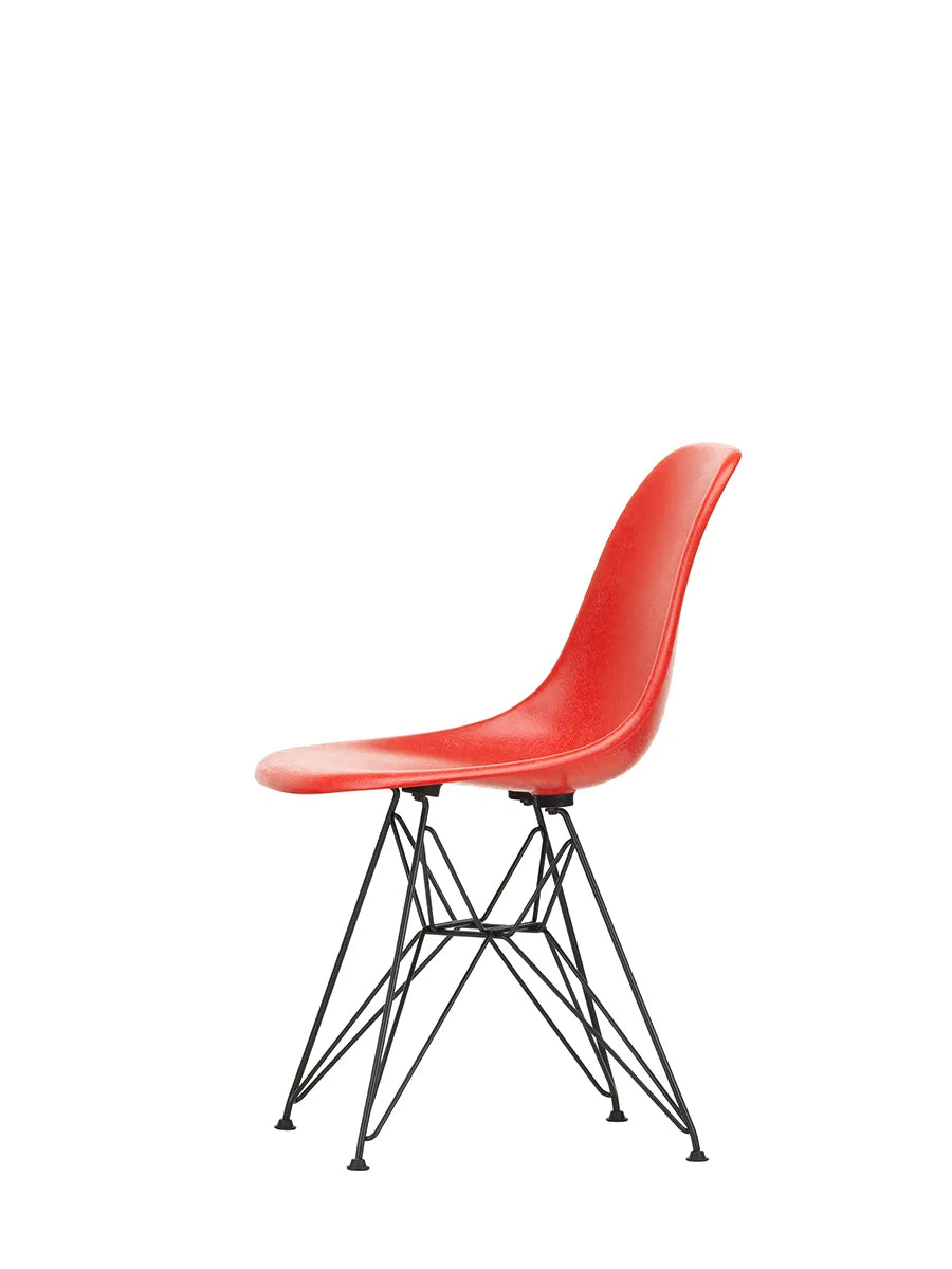 Eames Fiberglass Chair DSR, sortlakeret fra Vitra