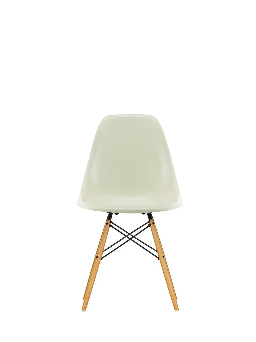 Eames Fiberglass Chair DSW, lys ahorn fra Vitra - Eames Parchment - Jacobsen Plus