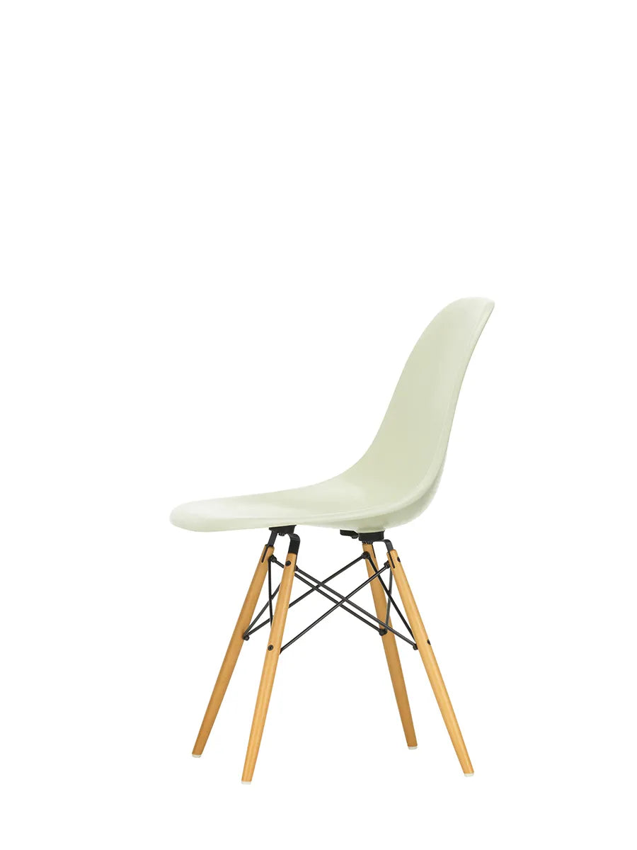 Eames Fiberglass Chair DSW, lys ahorn fra Vitra