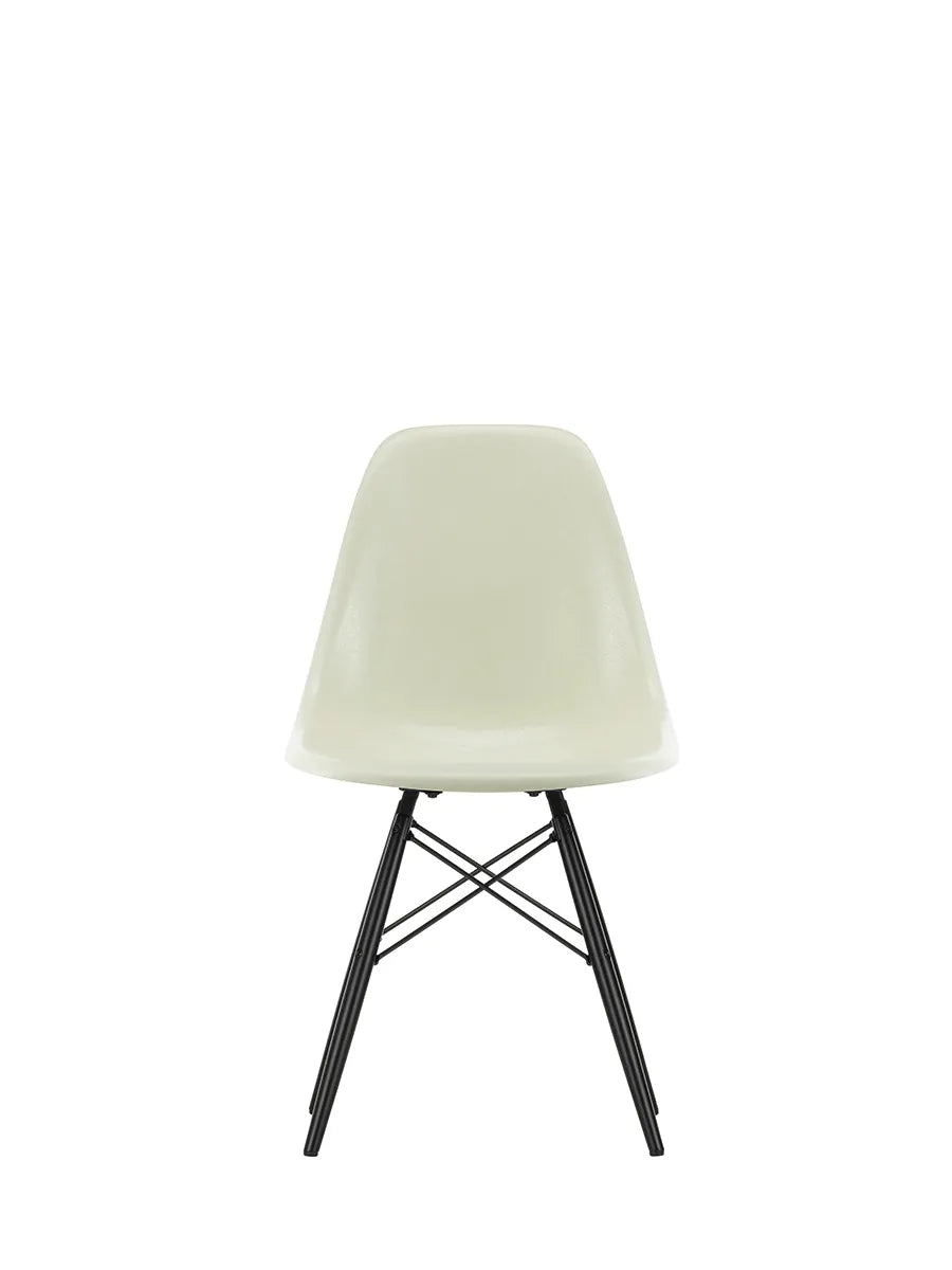 Eames Fiberglass Chair DSW, sortlakeret ahorn fra Vitra - Eames Parchment - Jacobsen Plus