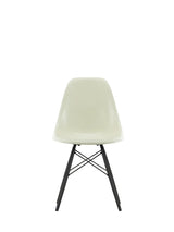 Eames Fiberglass Chair DSW, sortlakeret ahorn fra Vitra - Eames Parchment - Jacobsen Plus