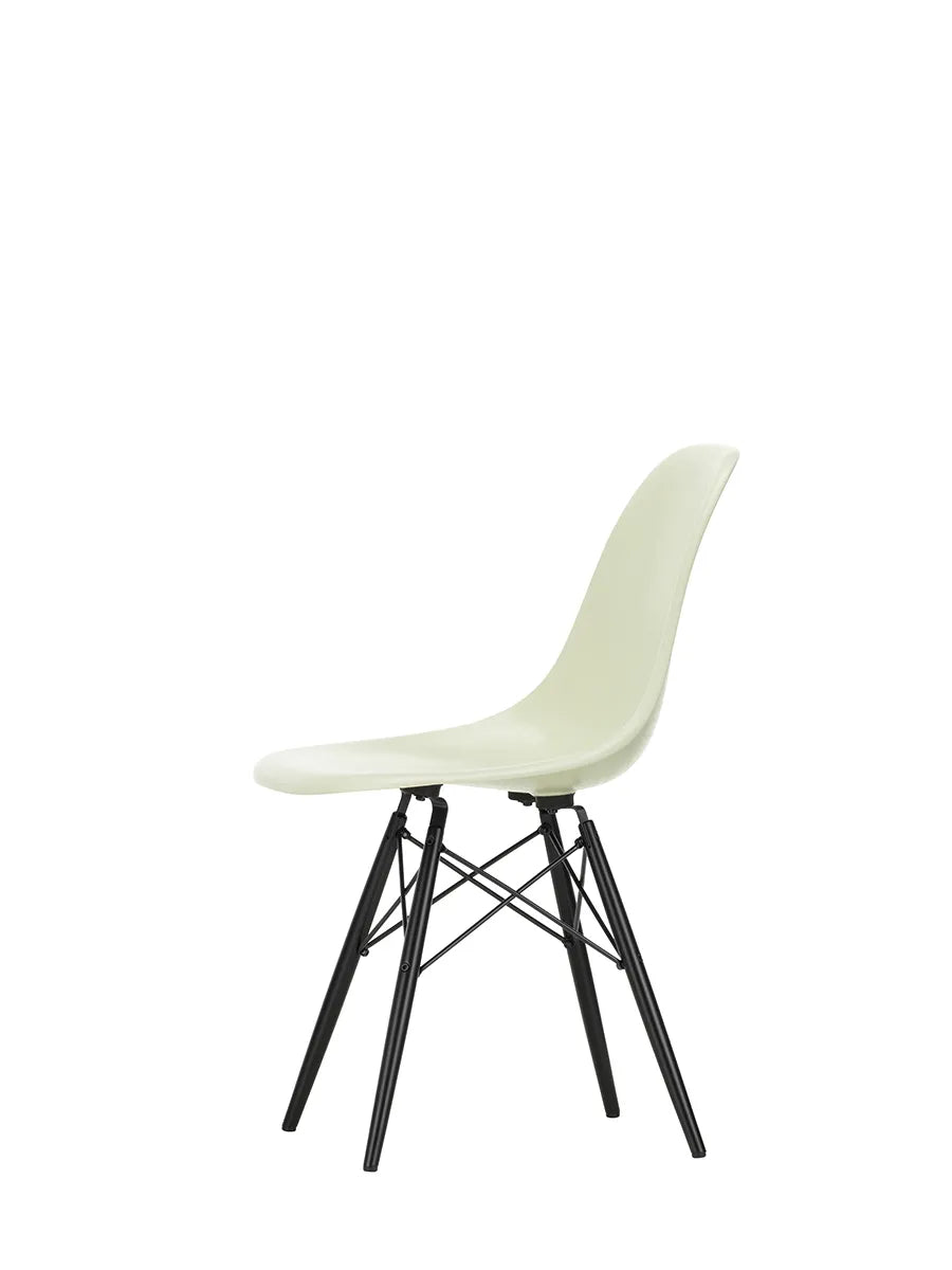 Eames Fiberglass Chair DSW, sortlakeret ahorn fra Vitra