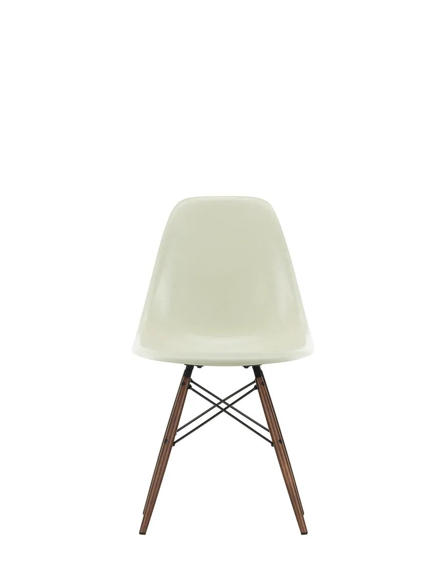 Eames Fiberglass Chair DSW, mørkbejdset ahorn fra Vitra - Eames Parchment - Jacobsen Plus