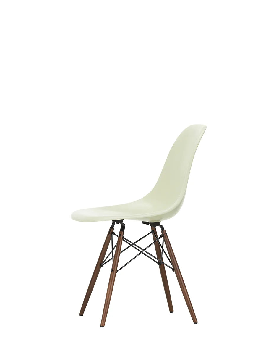 Eames Fiberglass Chair DSW, mørkbejdset ahorn fra Vitra