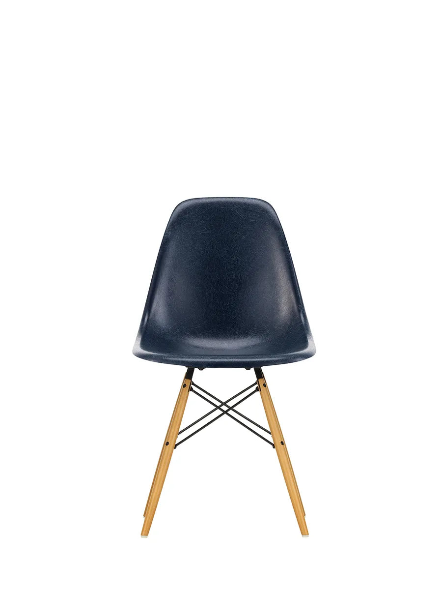 Eames Fiberglass Chair DSW, lys ahorn fra Vitra