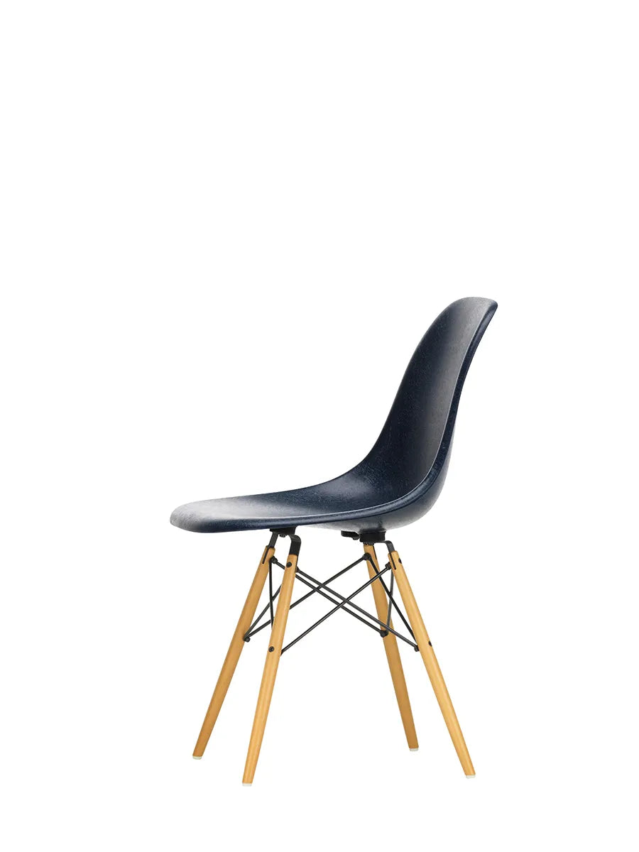 Eames Fiberglass Chair DSW, lys ahorn fra Vitra
