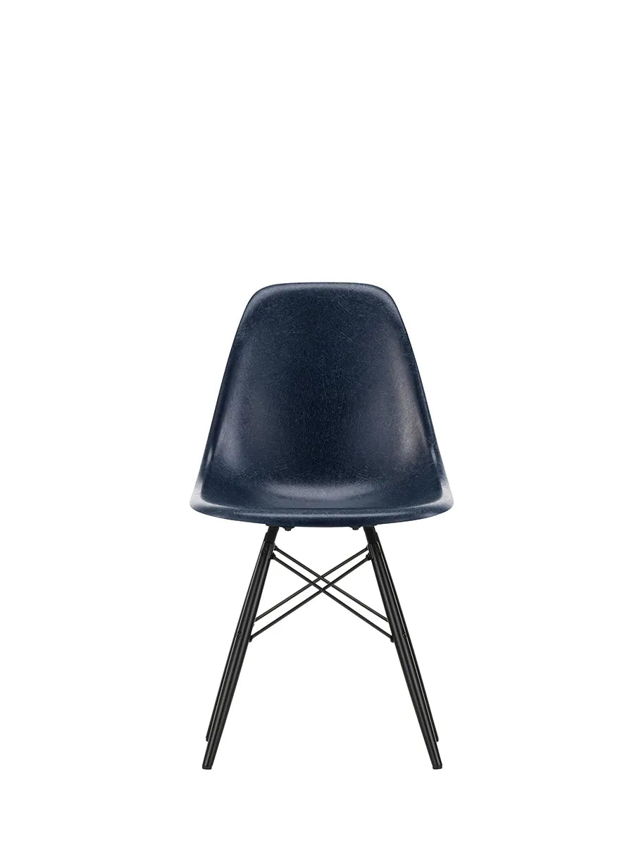 Eames Fiberglass Chair DSW, sortlakeret ahorn fra Vitra - Eames Navy Blue - Jacobsen Plus