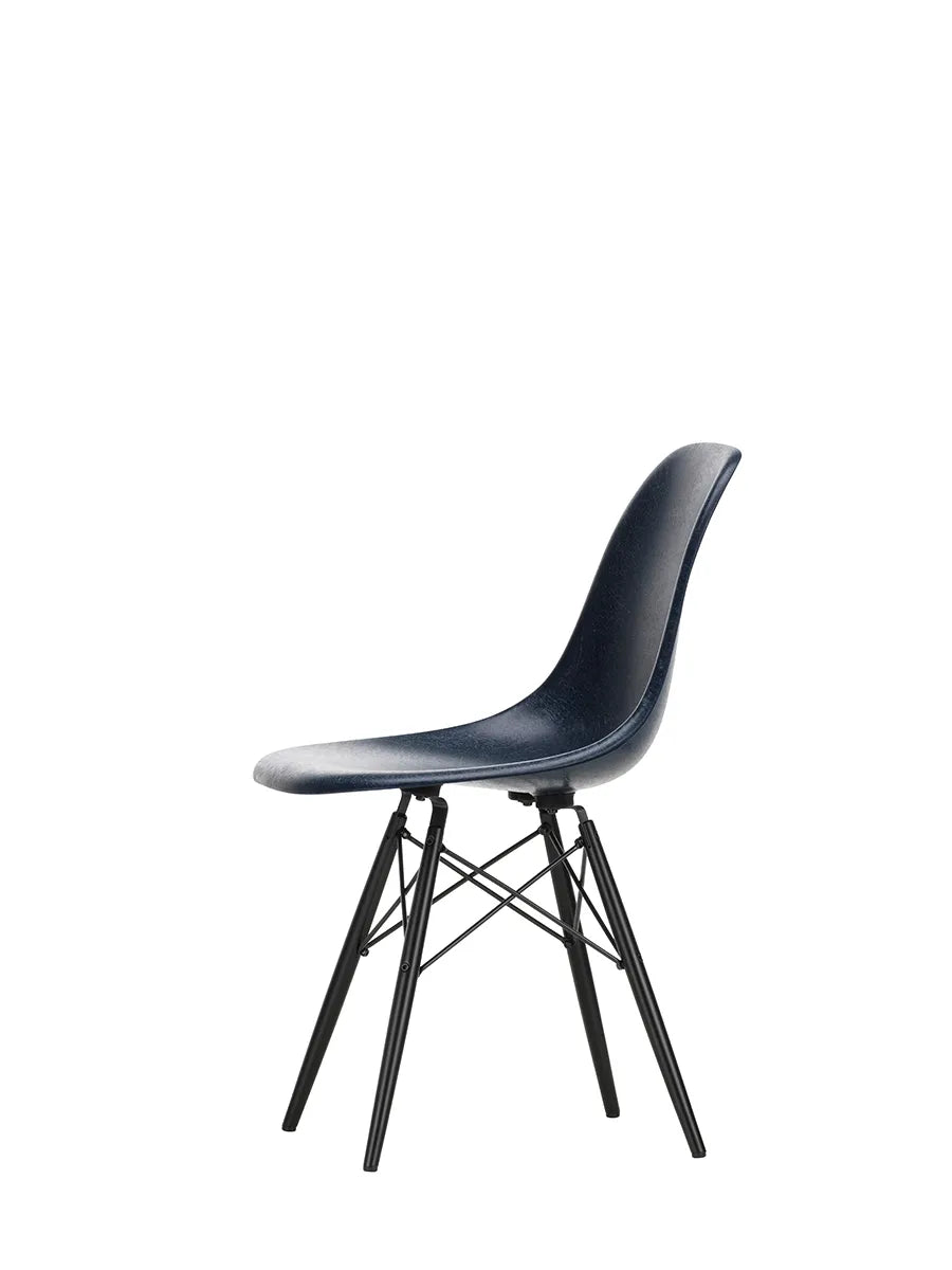 Eames Fiberglass Chair DSW, sortlakeret ahorn fra Vitra