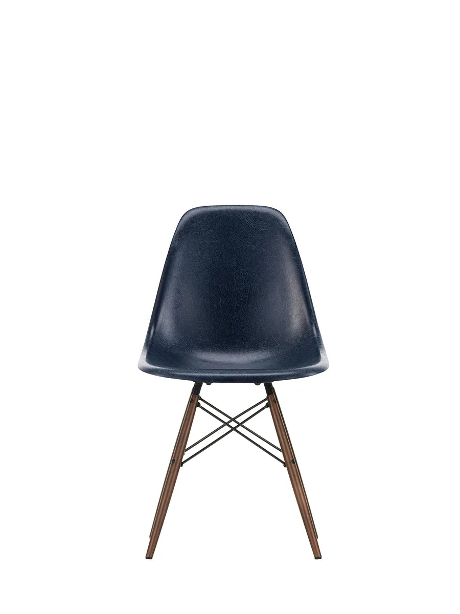 Eames Fiberglass Chair DSW, mørkbejdset ahorn fra Vitra