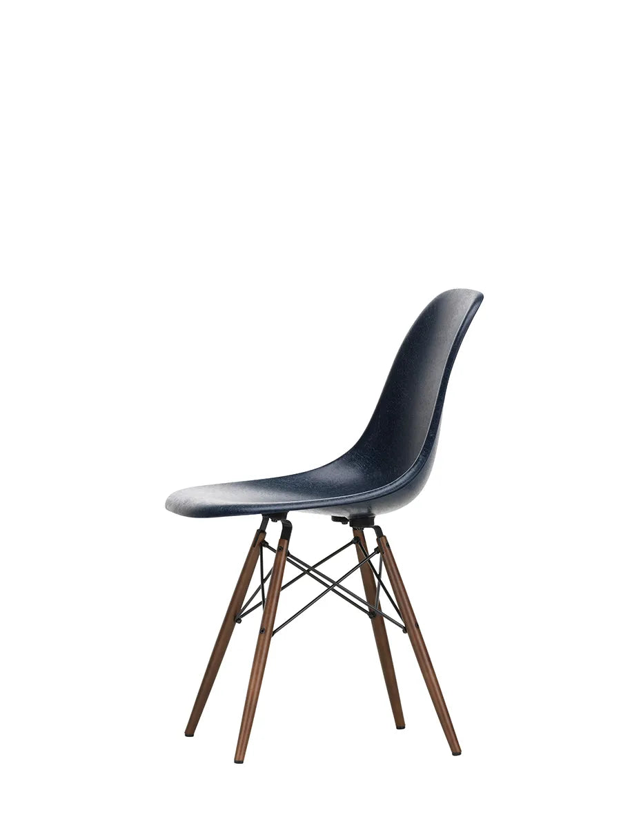Eames Fiberglass Chair DSW, mørkbejdset ahorn fra Vitra