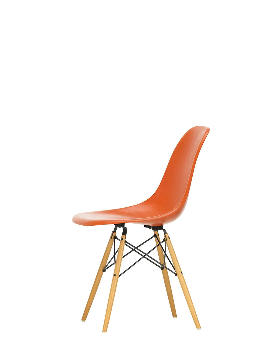 Eames Fiberglass Chair DSW, lys ahorn fra Vitra