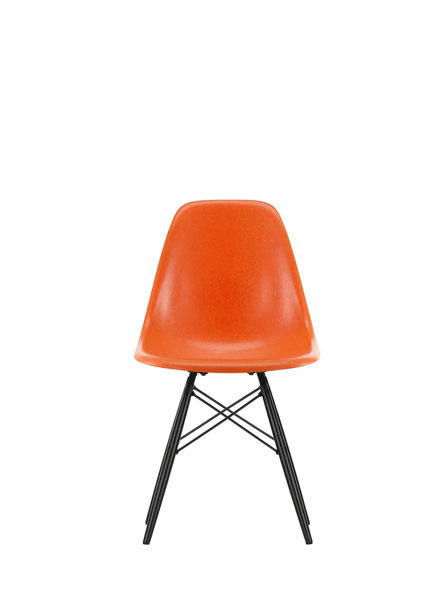 Eames Fiberglass Chair DSW, sortlakeret ahorn fra Vitra - Eames Red Orange - Jacobsen Plus
