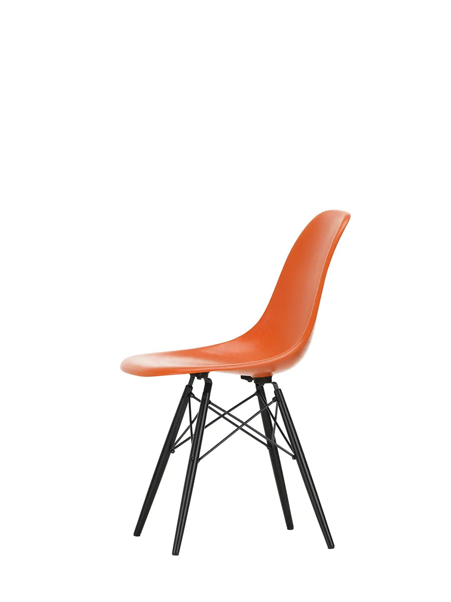 Eames Fiberglass Chair DSW, sortlakeret ahorn fra Vitra