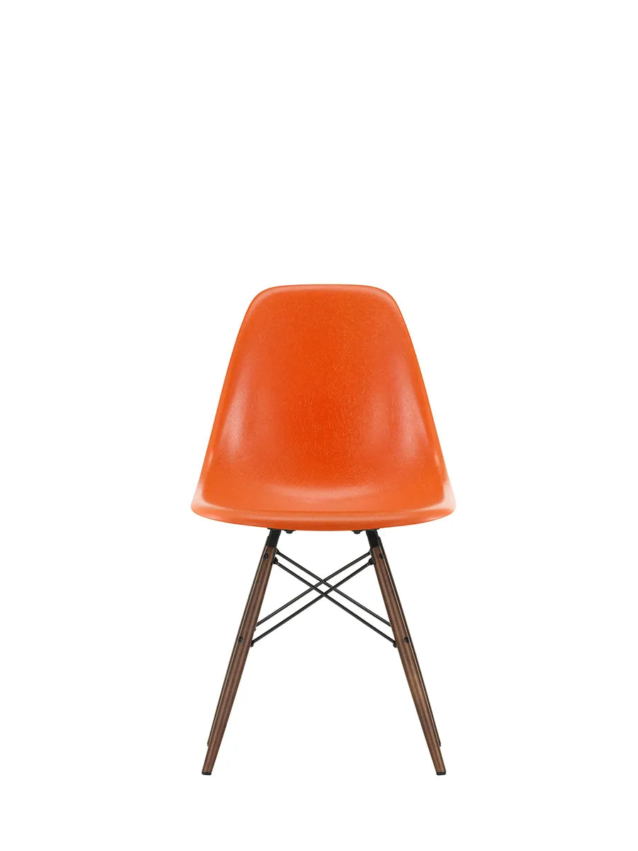 Eames Fiberglass Chair DSW, mørkbejdset ahorn fra Vitra