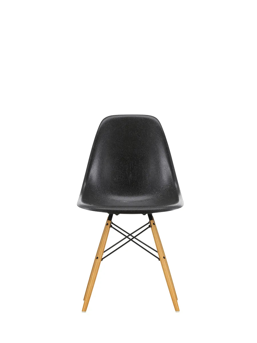 Eames Fiberglass Chair DSW, lys ahorn fra Vitra - Eames Elephant Hide Grey - Jacobsen Plus