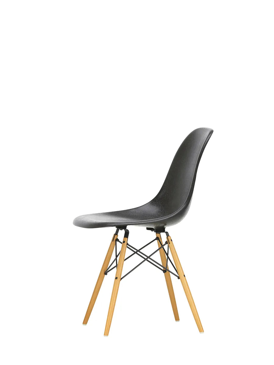 Eames Fiberglass Chair DSW, lys ahorn fra Vitra