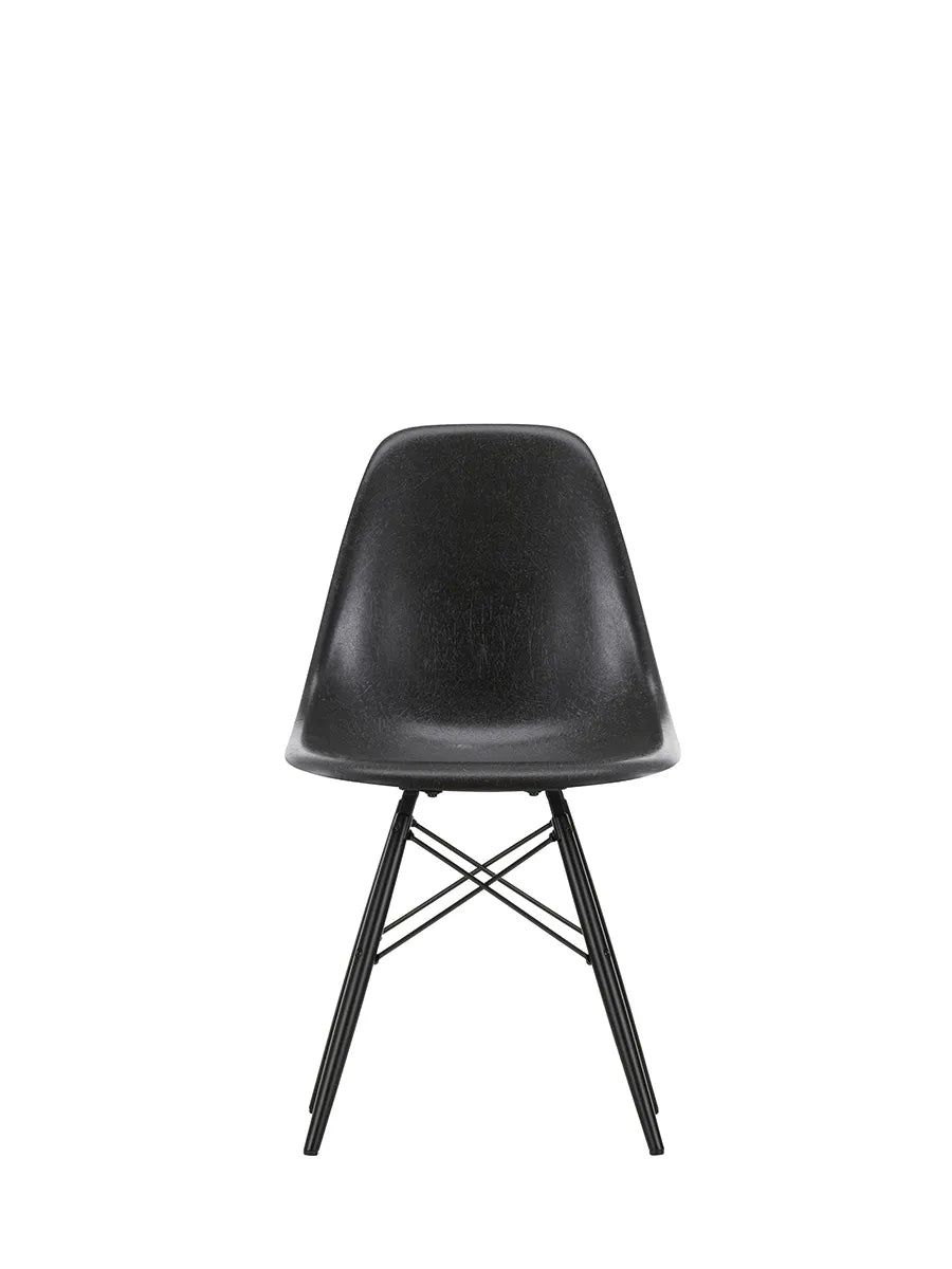 Eames Fiberglass Chair DSW, sortlakeret ahorn fra Vitra