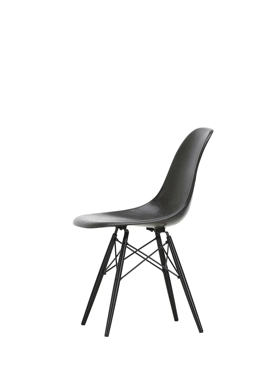 Eames Fiberglass Chair DSW, sortlakeret ahorn fra Vitra