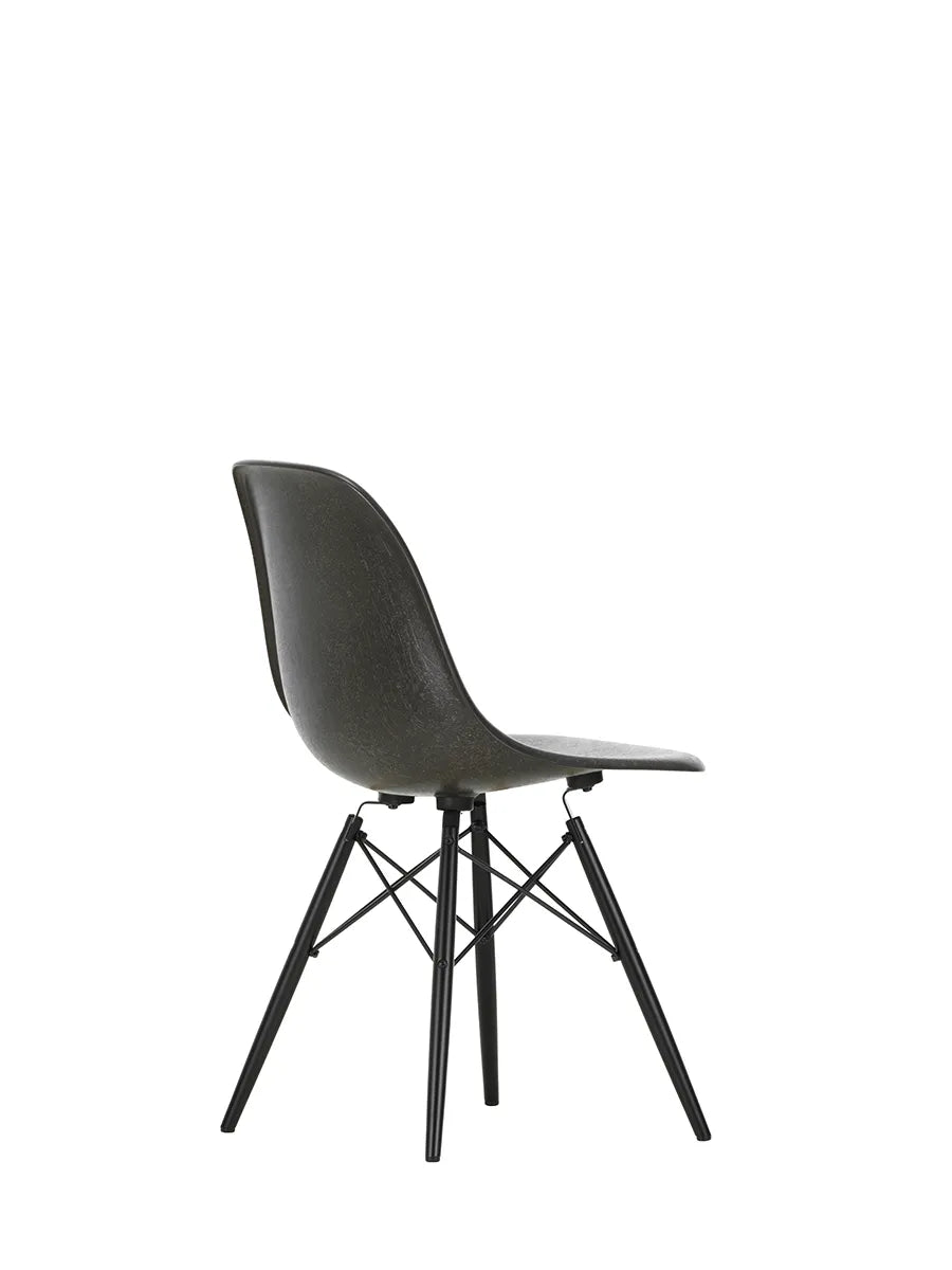 Eames Fiberglass Chair DSW, sortlakeret ahorn fra Vitra