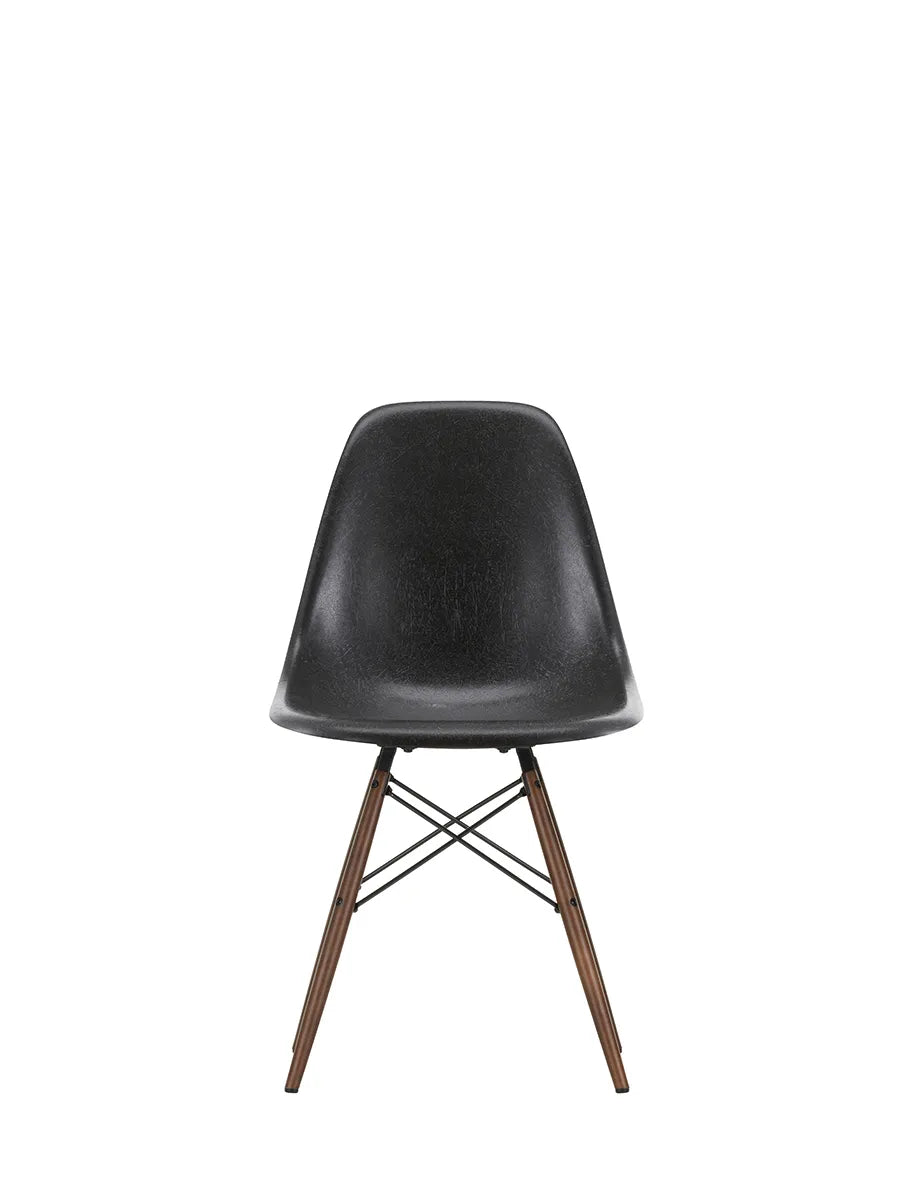 Eames Fiberglass Chair DSW, mørkbejdset ahorn fra Vitra