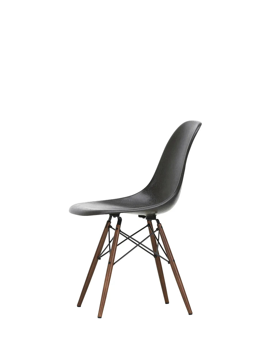 Eames Fiberglass Chair DSW, mørkbejdset ahorn fra Vitra