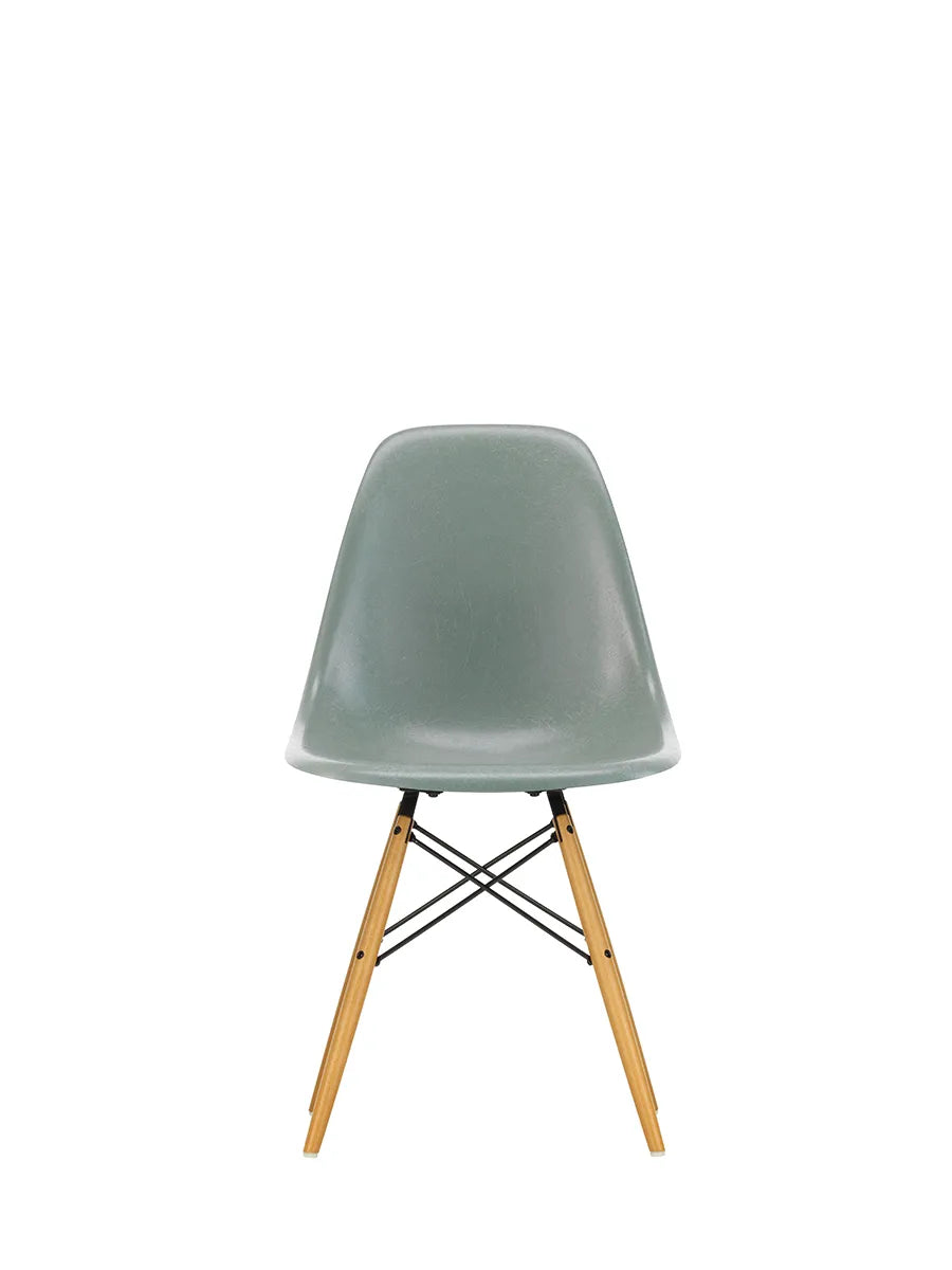 Eames Fiberglass Chair DSW, lys ahorn fra Vitra