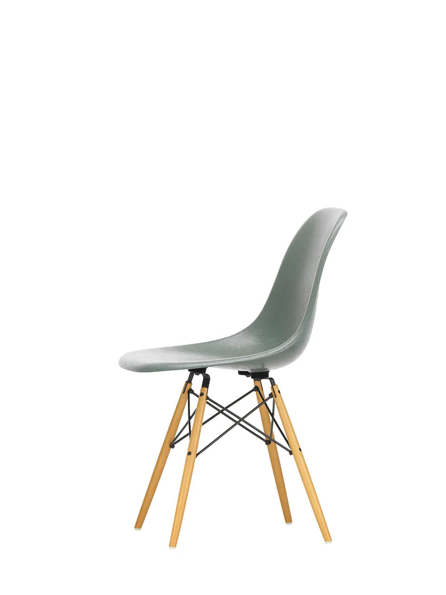 Eames Fiberglass Chair DSW, lys ahorn fra Vitra