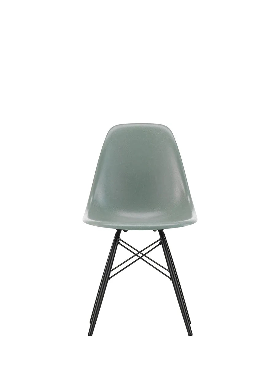 Eames Fiberglass Chair DSW, sortlakeret ahorn fra Vitra