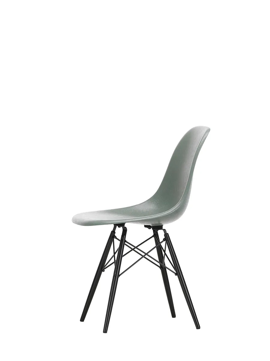 Eames Fiberglass Chair DSW, sortlakeret ahorn fra Vitra