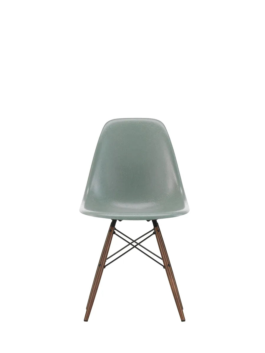 Eames Fiberglass Chair DSW, mørkbejdset ahorn fra Vitra - Eames Sea Foam Green - Jacobsen Plus